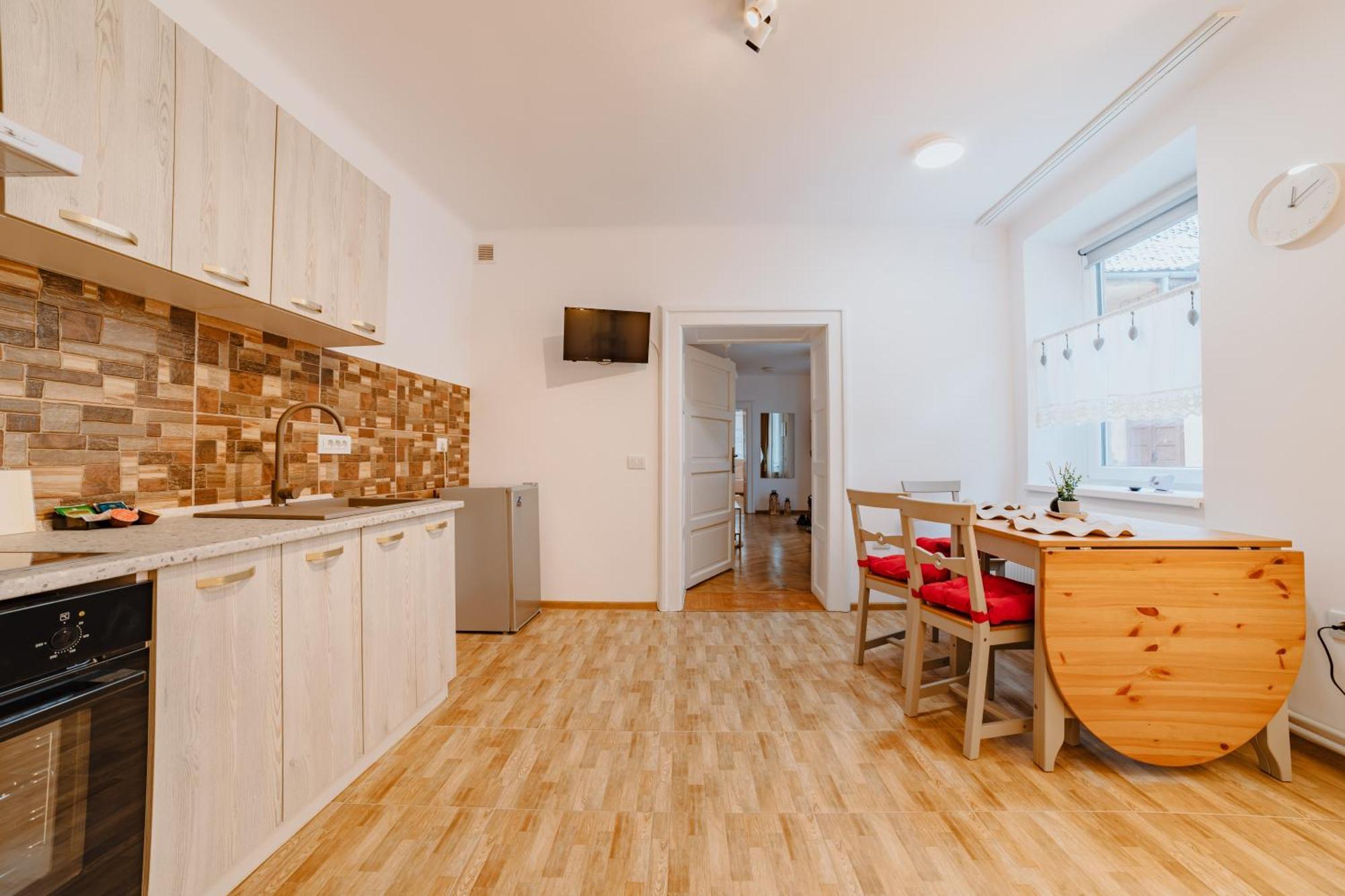 Anastasia Apartments With Parking Brasov Ngoại thất bức ảnh