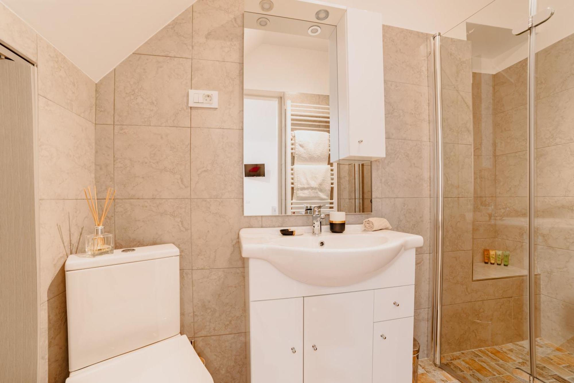 Anastasia Apartments With Parking Brasov Ngoại thất bức ảnh